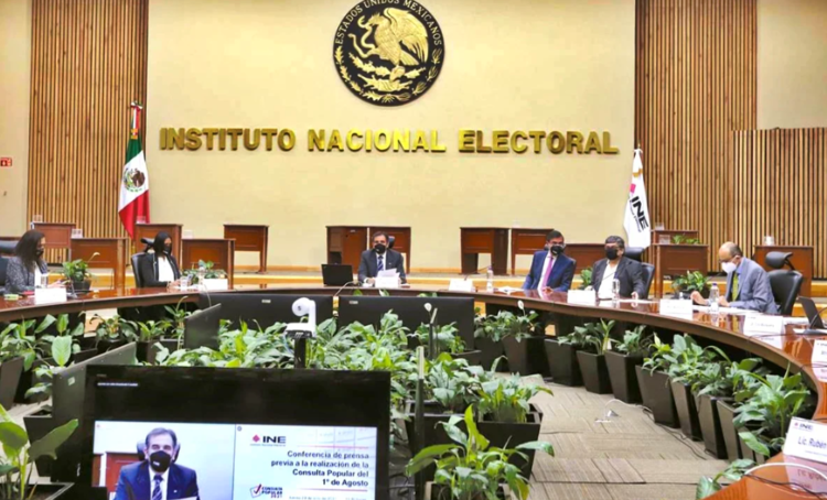 López Obrador acusa al INE de poner en riesgo las elecciones