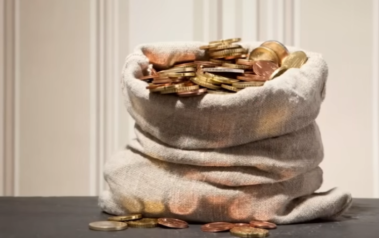 Abuelito encuentra tesoro enterrado en Tamaulipas; descubre monedas de oro y plata