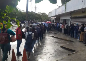 Fuertes lluvias y falta de transporte público genera caos en Cancún