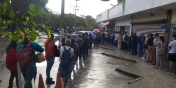 Fuertes lluvias y falta de transporte público genera caos en Cancún
