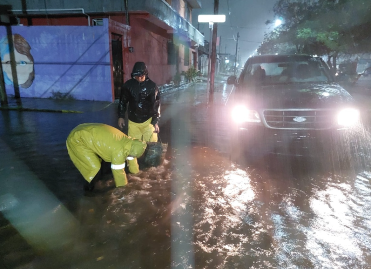 Ayuntamiento de Cancún realiza trabajos preventivos por fuertes lluvias