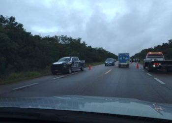 Unidad de policía colisiona contra carro particular durante traslado de reos