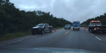 Unidad de policía colisiona contra carro particular durante traslado de reos