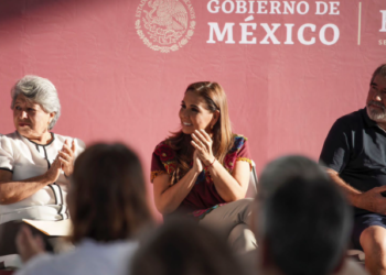 Mara Lezama entrega tarjetas del Bienestar a adultos mayores