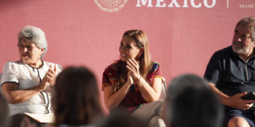 Mara Lezama entrega tarjetas del Bienestar a adultos mayores