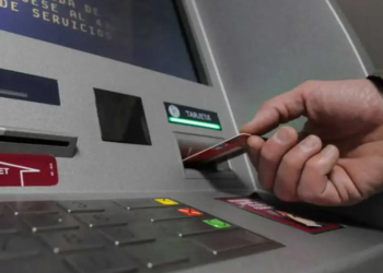 6 bancos en México acuerdan eliminar el cobro por retiro de efectivo en cajeros automáticos
