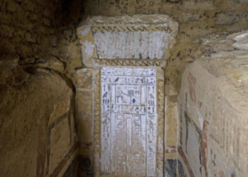 Encuentran asombrosa momia cubierta de oro en sarcófago sellado en Egipto