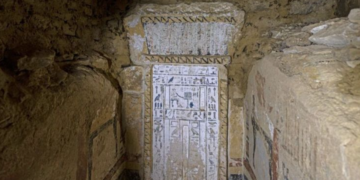 Encuentran asombrosa momia cubierta de oro en sarcófago sellado en Egipto