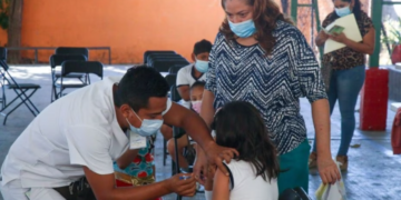 Gobierno de Guerrero autoriza uso de vacunas contra Covid caducadas en menores