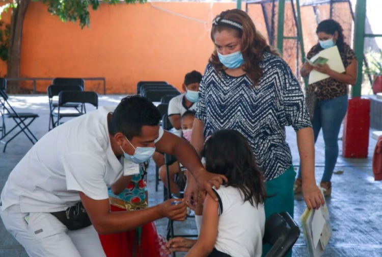 Gobierno de Guerrero autoriza uso de vacunas contra Covid caducadas en menores