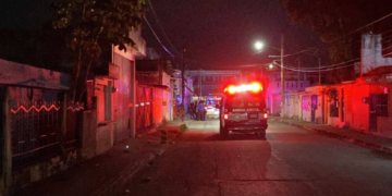 Sujeto es asesinado al interior de su camioneta en la Supermanzana 66 de Cancún