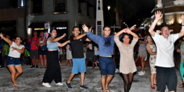 FPMC reune a cozumeleños y turistas en un gran baile popular