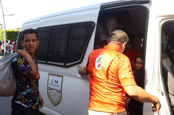 Cientos de migrantes desisten de caravanas y se entregan en Chiapas; denuncian maltratos del INM