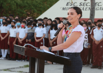 Gobierno municipal fomenta la formación cívica en estudiantes cancunenses