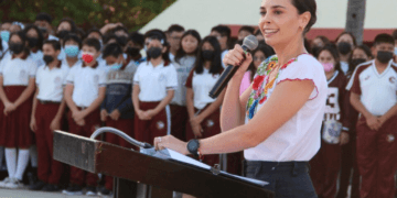 Gobierno municipal fomenta la formación cívica en estudiantes cancunenses