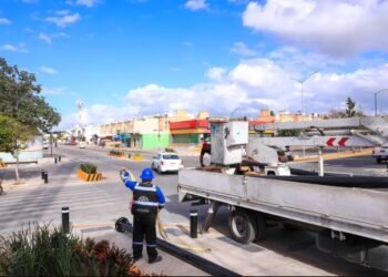 Instalan semáforos en Villas del Sol en Playa del Carmen