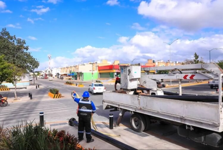 Instalan semáforos en Villas del Sol en Playa del Carmen