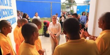 Lili Campos fortalece clínica contra adicciones para reos