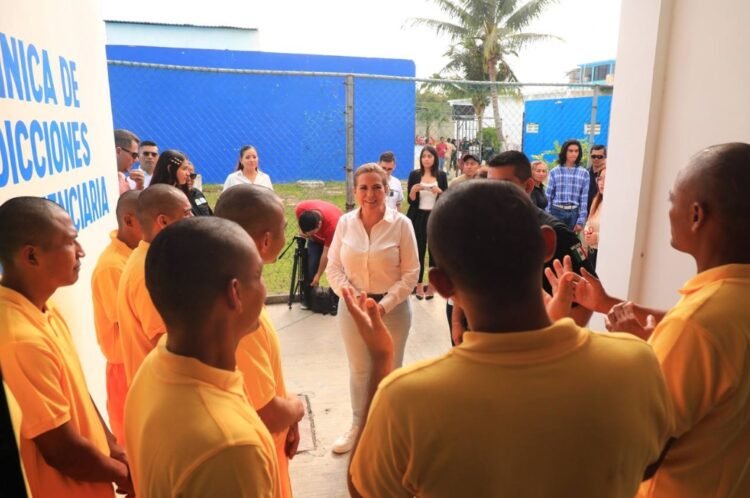 Lili Campos fortalece clínica contra adicciones para reos