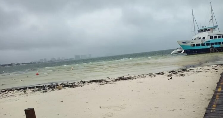 Operaciones náuticas canceladas por fuertes vientos en Playa del Carmen