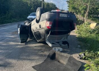 Pareja vuelca en la Av. Huayacan por exceso de velocidad