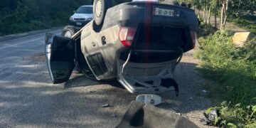 Pareja vuelca en la Av. Huayacan por exceso de velocidad