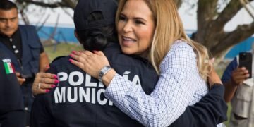 Lili Campos reconoce a policías de Solidaridad por su destacada labor