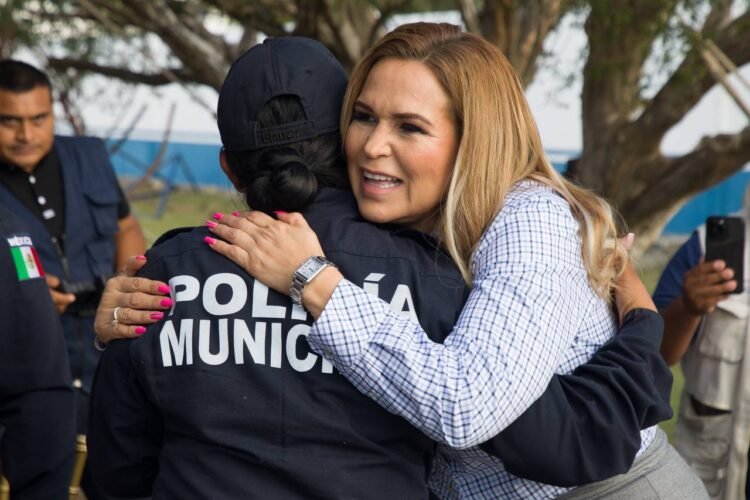 Lili Campos reconoce a policías de Solidaridad por su destacada labor