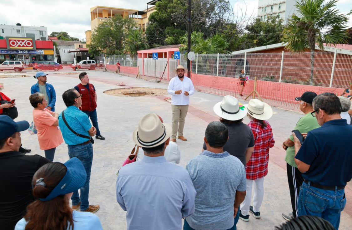 Autoridades y locatarios recorren avances en el Parque de las Palapas