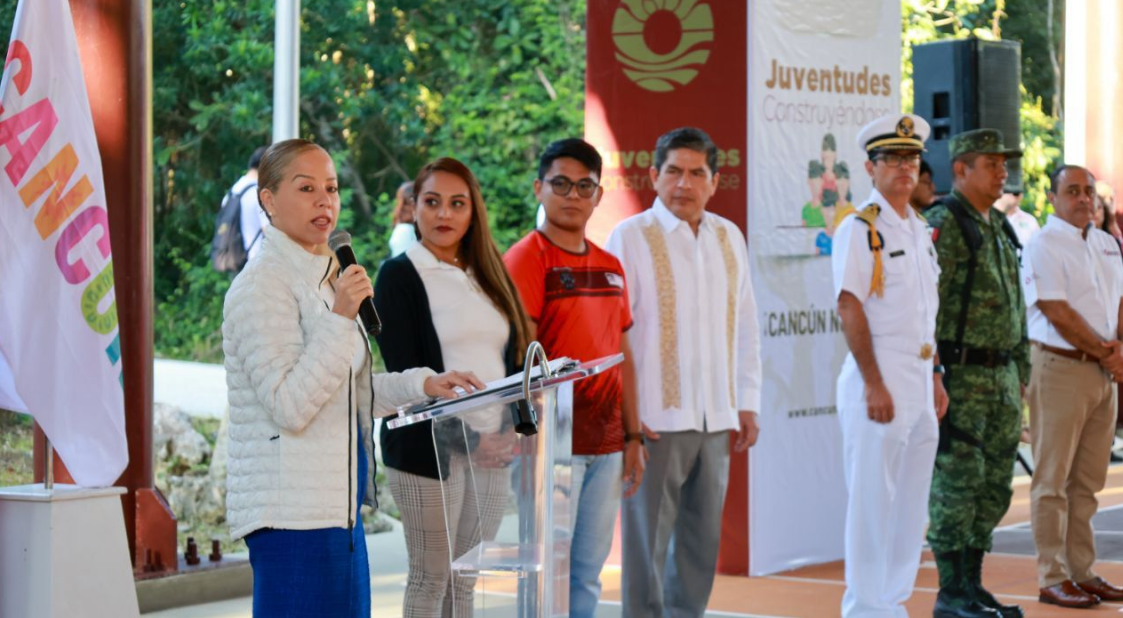 Homenajes cívicos y programas de prevención para universitarios en Cancún