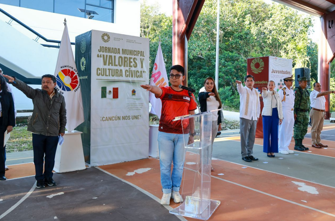 Homenajes cívicos y programas de prevención para universitarios en Cancún