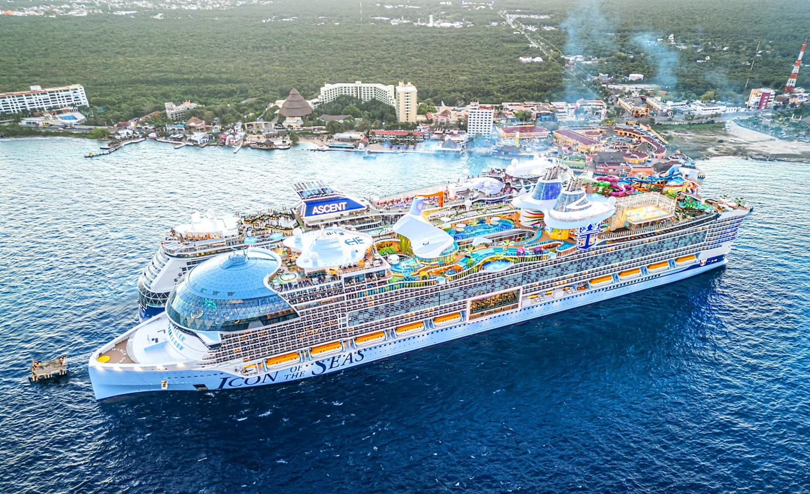 Mara Lezama da la bienvenida al barco más grande del mundo en Cozumel