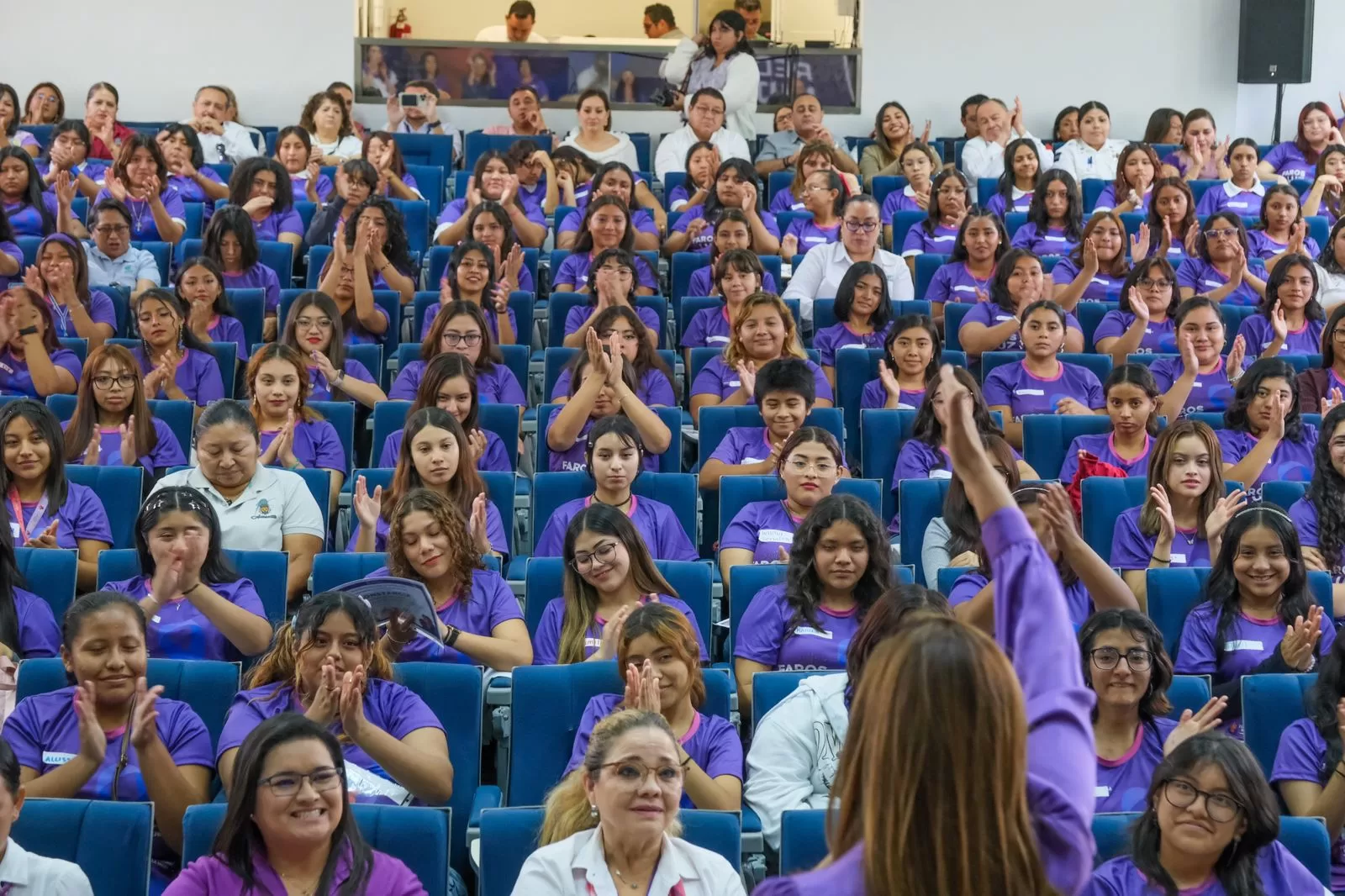 Rinden protesta integrantes de las Redes de Mujeres Jóvenes “Faros de Luz”