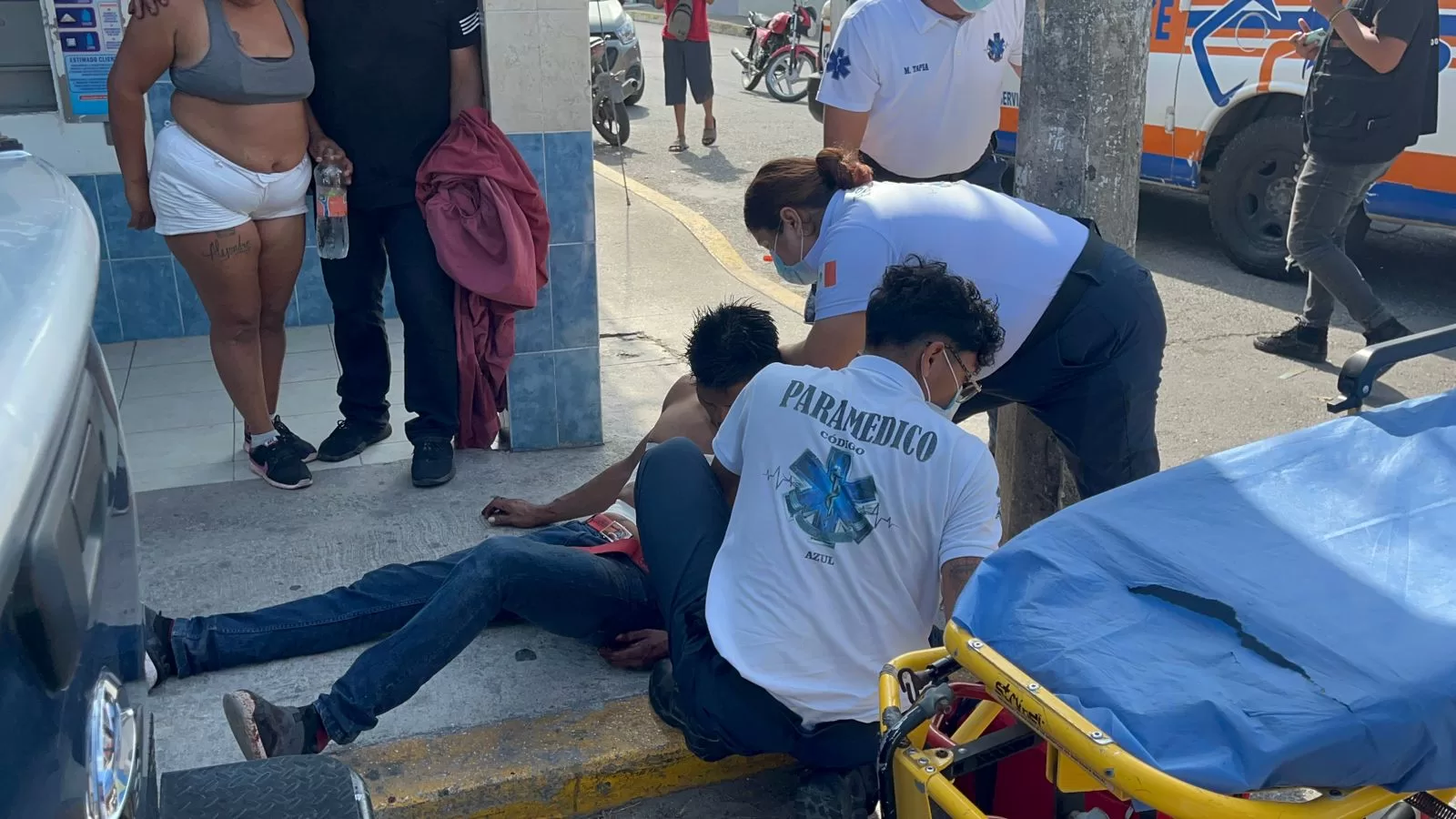 Apuñalado durante un asalto en la avenida Tulum