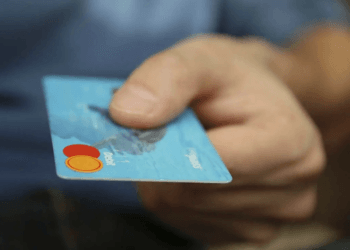 Reforma prohíbe cobro de comisión por pago con tarjetas
