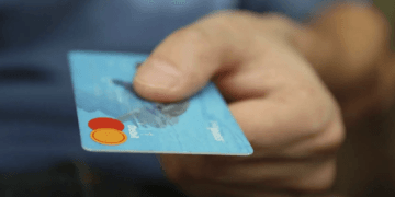 Reforma prohíbe cobro de comisión por pago con tarjetas