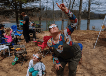 Guía de la NASA para observar el eclipse solar total