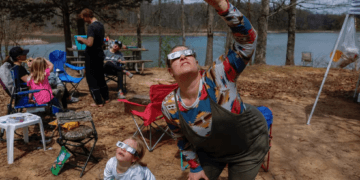 Guía de la NASA para observar el eclipse solar total