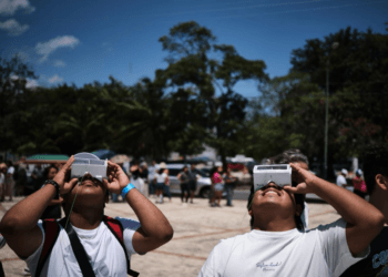Exitosa observación del eclipse solar en planetarios de Quintana Roo
