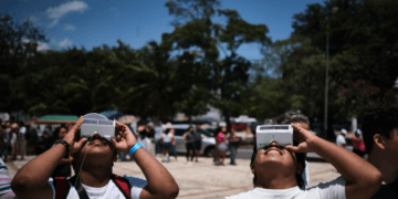 Exitosa observación del eclipse solar en planetarios de Quintana Roo