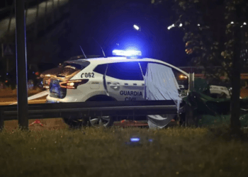 Hombre arroja a automovilistas los restos de su padre decapitado