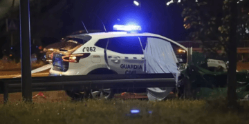 Hombre arroja a automovilistas los restos de su padre decapitado