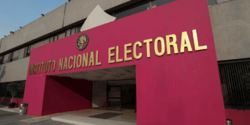 El INE enfrenta críticas por quejas de votantes en el extranjero