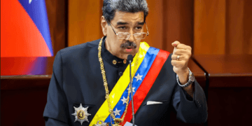 Maduro cierra embajada y consulados de Venezuela en Ecuador