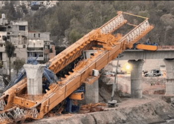 Tragedia en el viaducto: colapso de máquina de 800 toneladas