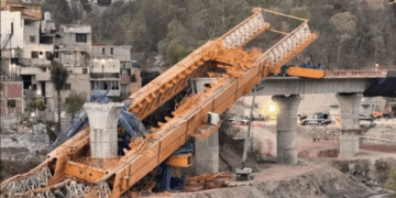 Tragedia en el viaducto: colapso de máquina de 800 toneladas