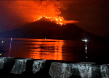 Alerta de tsunami en Indonesia: evacuación y cierre de aeropuerto