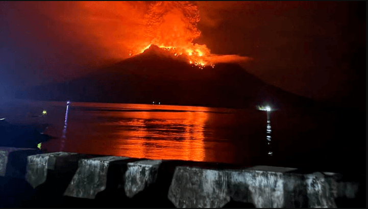 Alerta de tsunami en Indonesia: evacuación y cierre de aeropuerto
