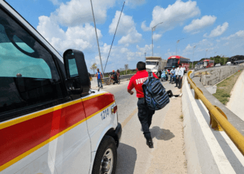 Marinos se accidentan en el puente de entrada a Chetumal
