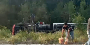 Conductores y trabajadores del Tren Maya saquean tráiler volcado